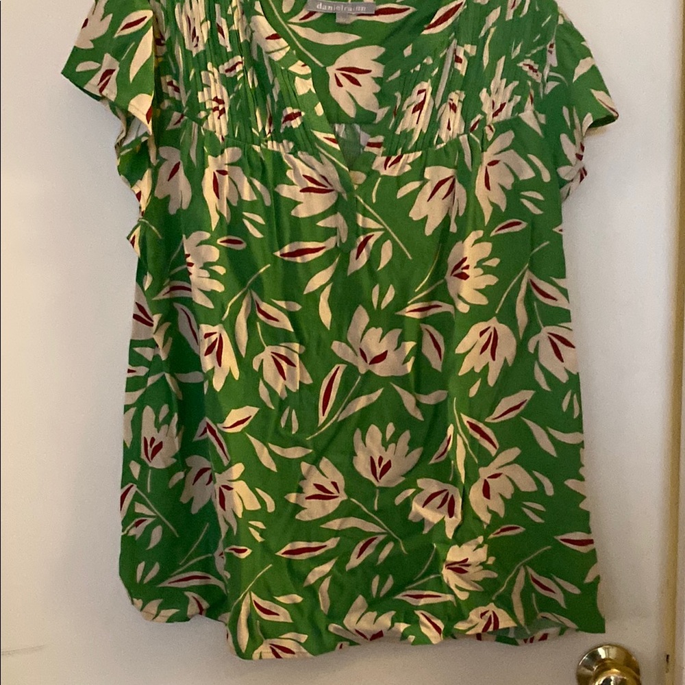 DANIEL RAINN  Green Floral Women Top. Size L